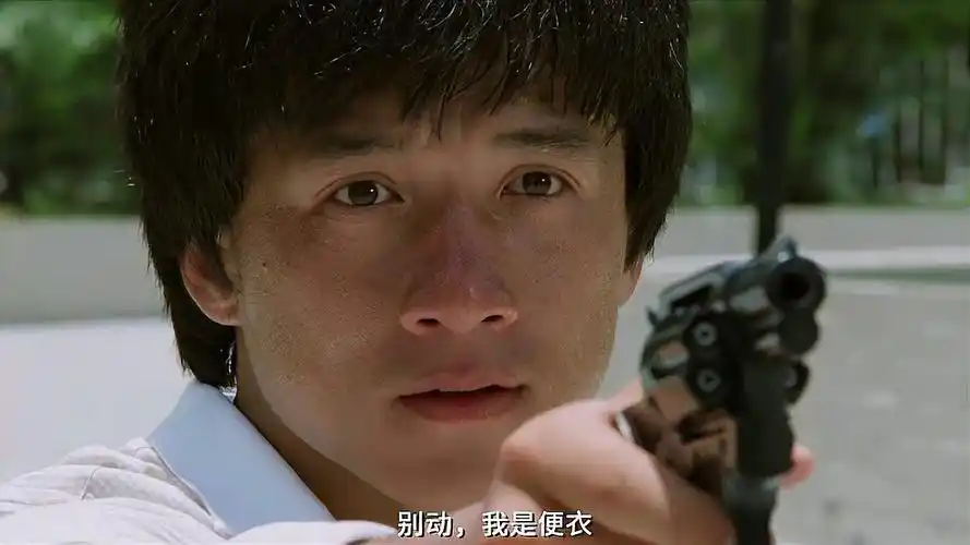 五福星成龙无聊吹口哨结果把元彪惹毛了立马就要揍他