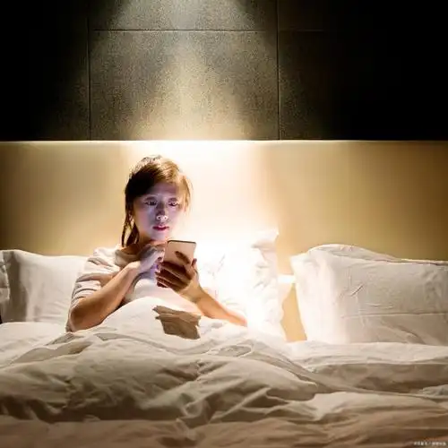 晚上睡觉,手机放在床头会有辐射吗?答案可能和你想的不一样