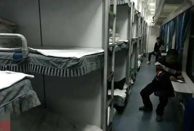 火车卧铺里都发生过哪些有趣的事情网友分享亲身经历眼泪都要笑出来了
