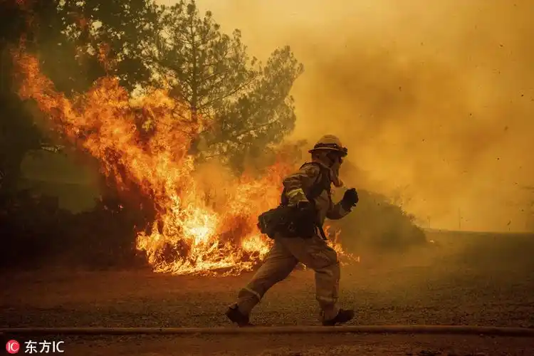 6 加州山火持续猛烈肆虐 房屋建筑陷入一片火海