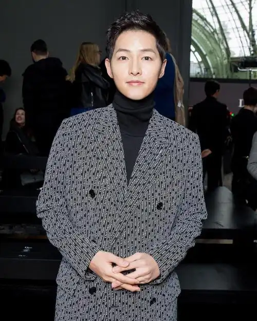 法国巴黎甜蜜放闪～「宋宋夫妇」婚后首个公开活动合体,宋仲基化身