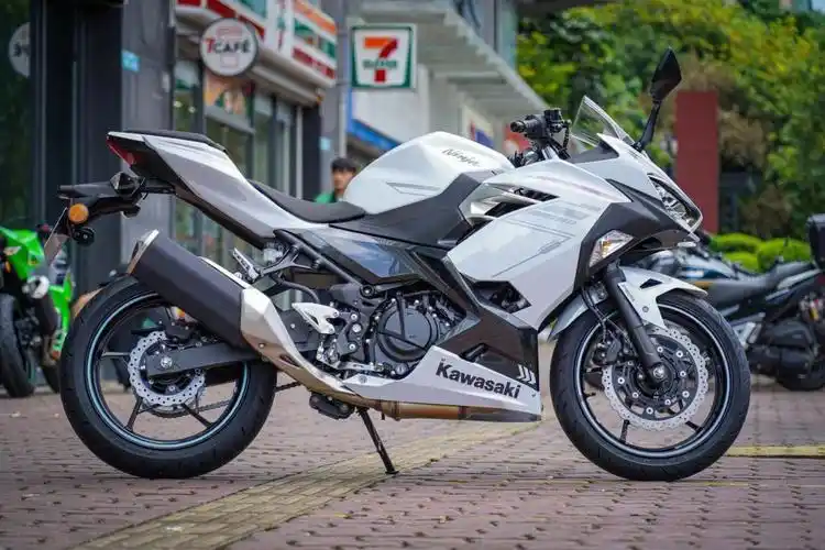 白色渐变真的好好看#川崎  #川崎忍者400