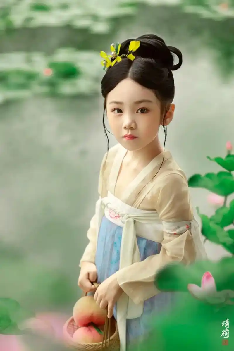 美丽的汉服小姑娘#5岁萌娃 #古风摄影 #北京拍照 #儿童古 - 抖音