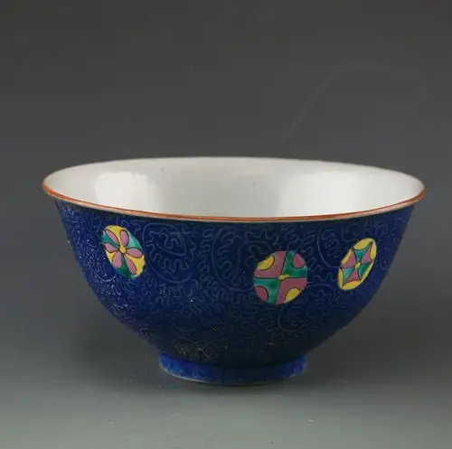 "大清乾隆年制"款蓝釉粉彩瓷碗