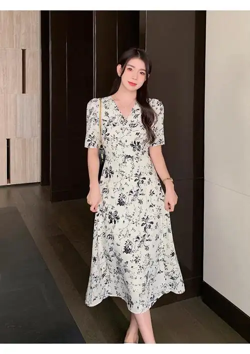 一片式裹身裙碎花裙v领连衣裙女夏季雪纺茶歇裙a字裙收腰xizou白芷