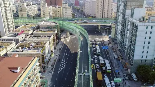 4米,匝道出口位于共和新路中兴路路口向西约300米处,南北高架由北向南