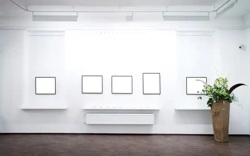 求一张3d桌面 可以吧图标放到桌子 柜子上的 类似图片中的