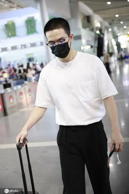 仝卓舞弊风波后首现身,剪寸头戴眼镜一路沉默_凤凰网娱乐_凤凰网