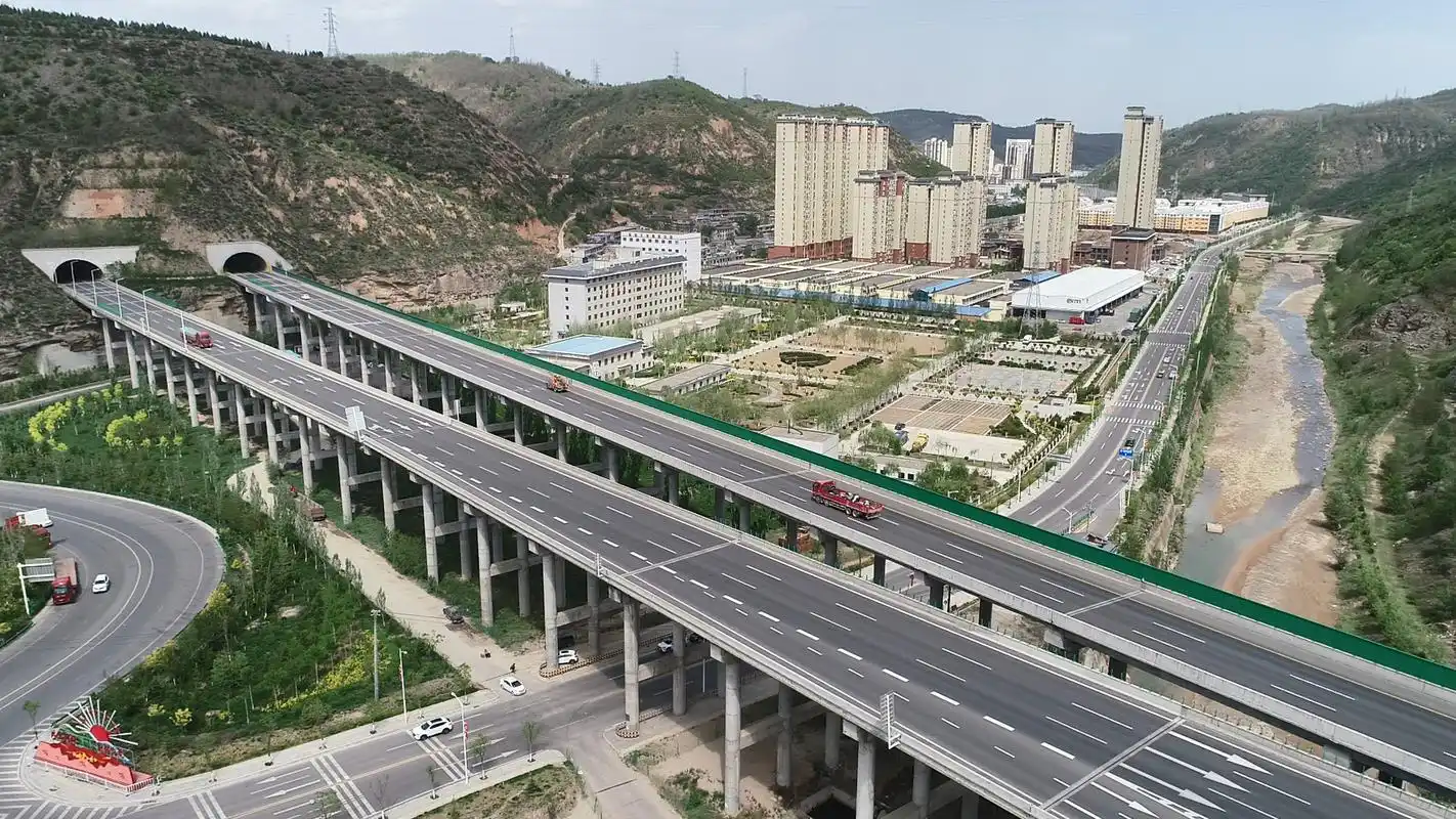 延西高速让游客看到了"南泥湾好风光"