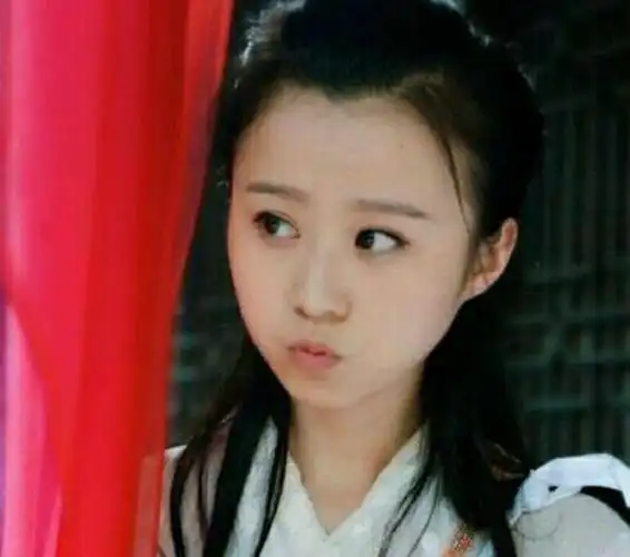 董慧是妥妥的童星出身,当年才六岁的时候就被导演看中出演了《天地有