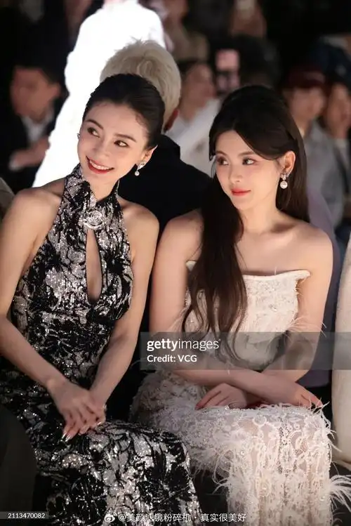 angelababy嘟嘴比耶照