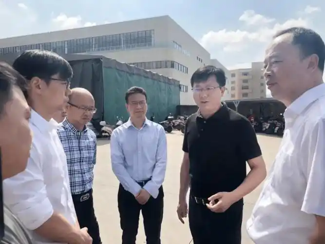 10月2日上午,黄岩区委副书记,区长包顺富赴江口街道督查医化行业