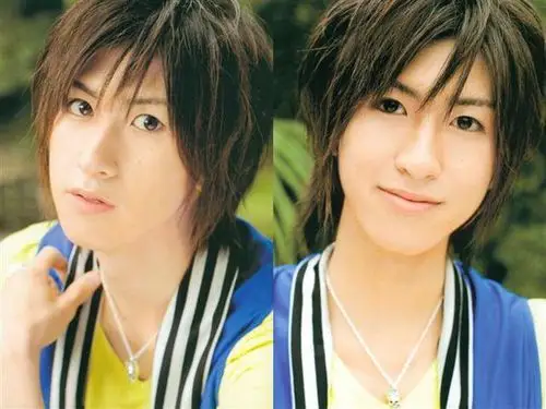 在网上翻找了一下,原来,尾关优哉小时候很可爱,是个萌正太,只能说化妆