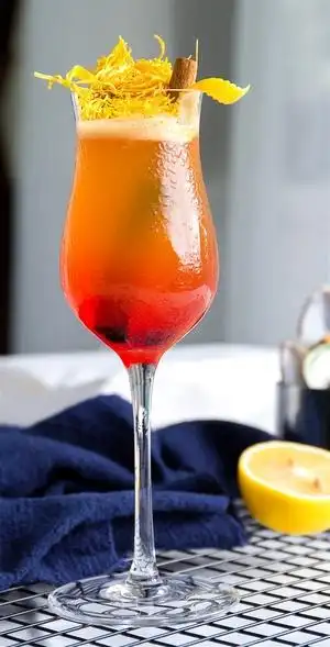 西餐厅的女士鸡尾酒