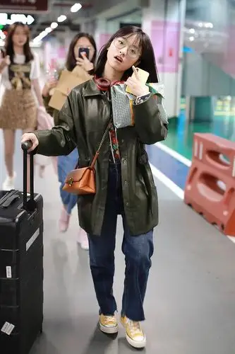 沈月衣品上升,个性皮衣配宽松牛仔裤又酷又甜