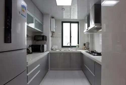 橱柜颜色时,也要考虑到瓷砖地砖的搭配,这样整体出来的效果才会更和谐