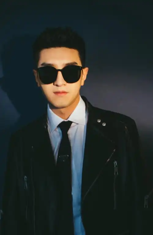 简介:金瀚酷帅机车风写真图片,分享一组金瀚图片给大家,图中的明星