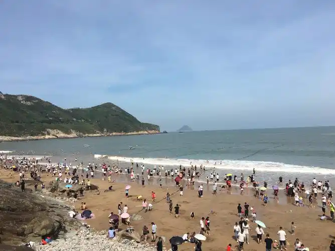 水桶岙沙滩三面的山岩形态奇特,具有很好的观赏性