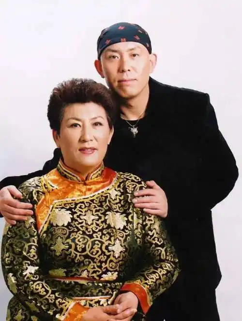 原创德德玛脑淤血住院丈夫却笑着嚼口香糖德德玛被气哭真相很感人