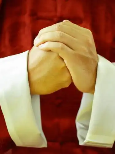 仅一个中年男性,祝福,黄种人,红色,手势,手部,恭喜,礼节,祝贺,礼仪