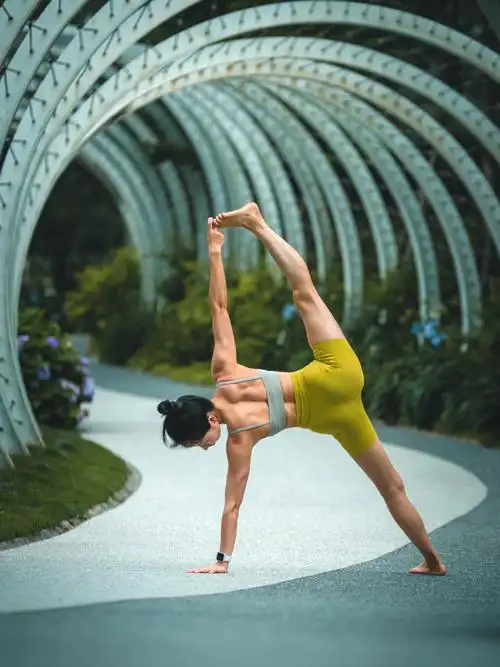 瑜伽体式图片用喜欢的方式生活就是年轻