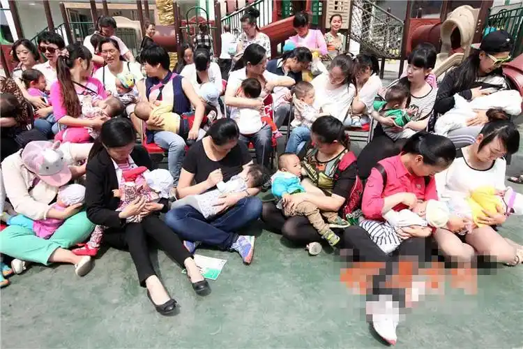 年轻妈妈哺乳快闪倡导母乳喂养