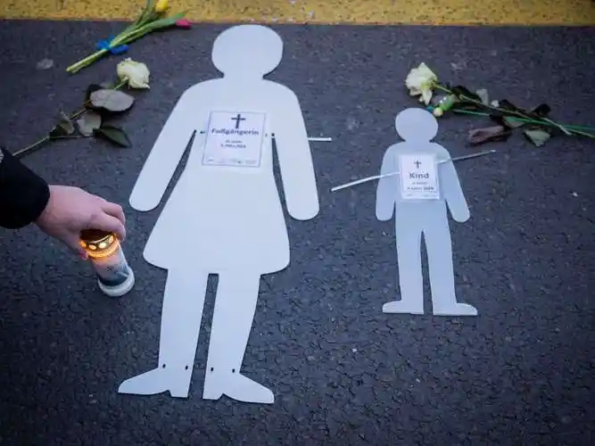 83岁德国司机在柏林市区撞死一对母子网友针对驾龄吵疯了