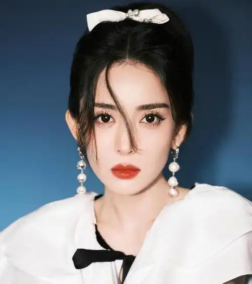 娜扎头戴蝴蝶结贵气满满 五官精致大眼超闪|古力娜扎|写真照|社交平台