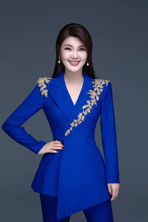 乌兰图雅助阵第二届内蒙古小镇姑娘大赛总决赛颁奖晚会