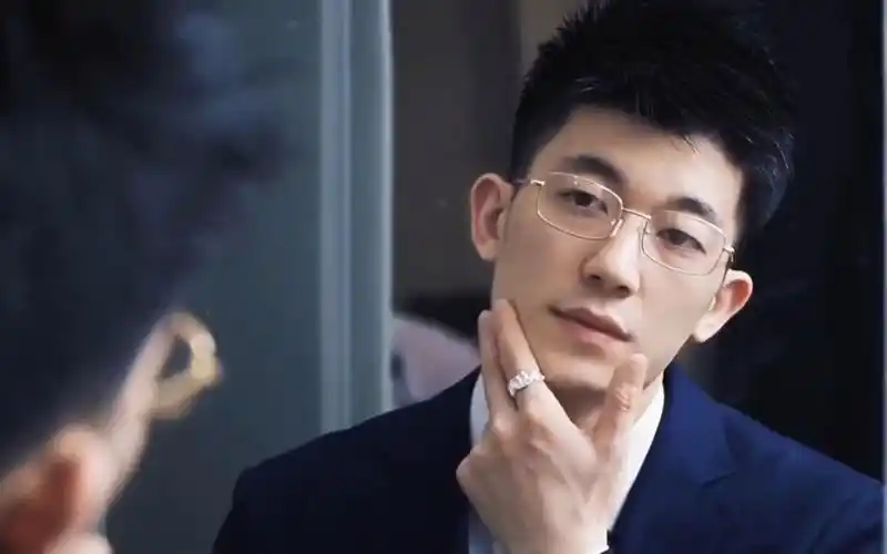 20岁的西装杀熟男来了#体育生 #禁欲系#正装 #制服#帅哥#阳光少年