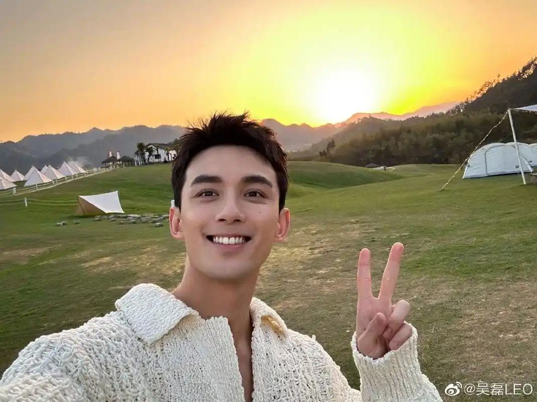 吴磊晒夕阳下收工自拍,比耶露齿笑阳光帅气.