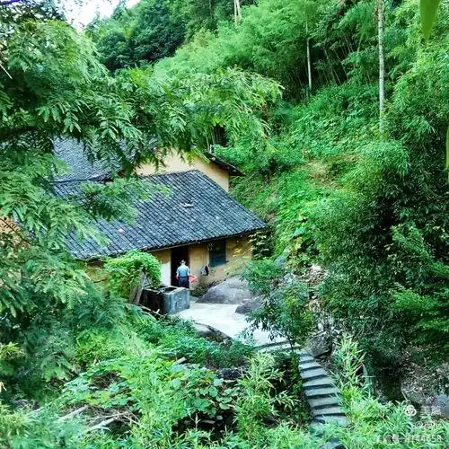 深溪侧畔的山村