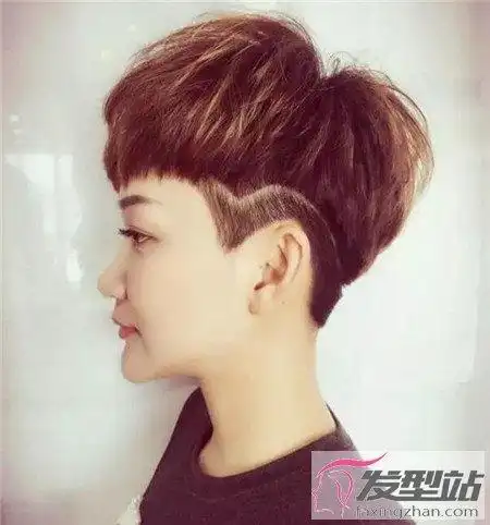 两边铲侧削发型女生造型也疯狂