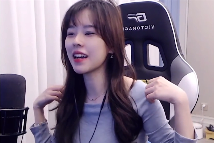 前言:作为绝地求生的女主播,沫子早前凭借不俗的技术吸引了一大批粉丝