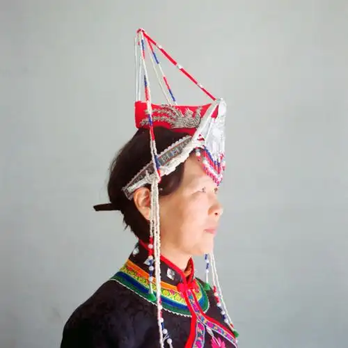 2018年1月17日,浙江丽水景宁大均乡,畲族妇女的头饰很有特点.