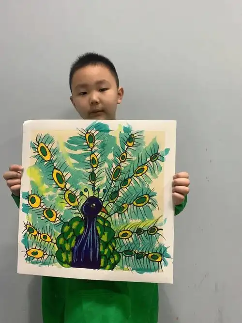 准备材料:画心纸,马克笔,水彩,毛笔本次课程带领孩子们了解孔雀这种