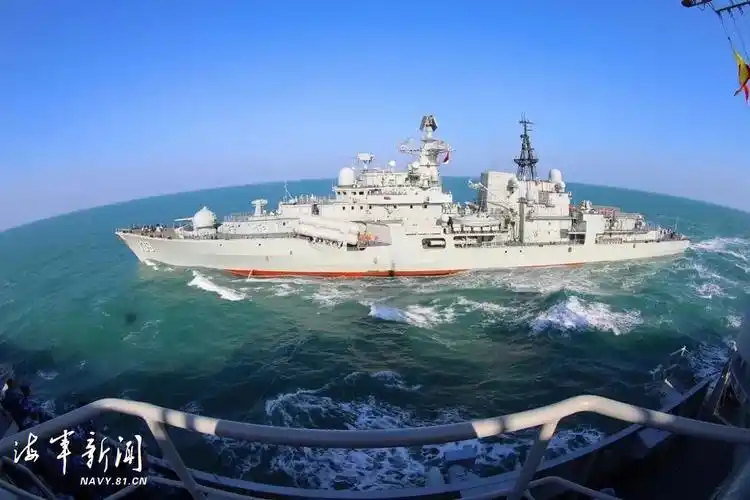 新旧现代级驱逐舰联合巡航,8000多吨的巨舰被摄影师拍的毫无震撼力可