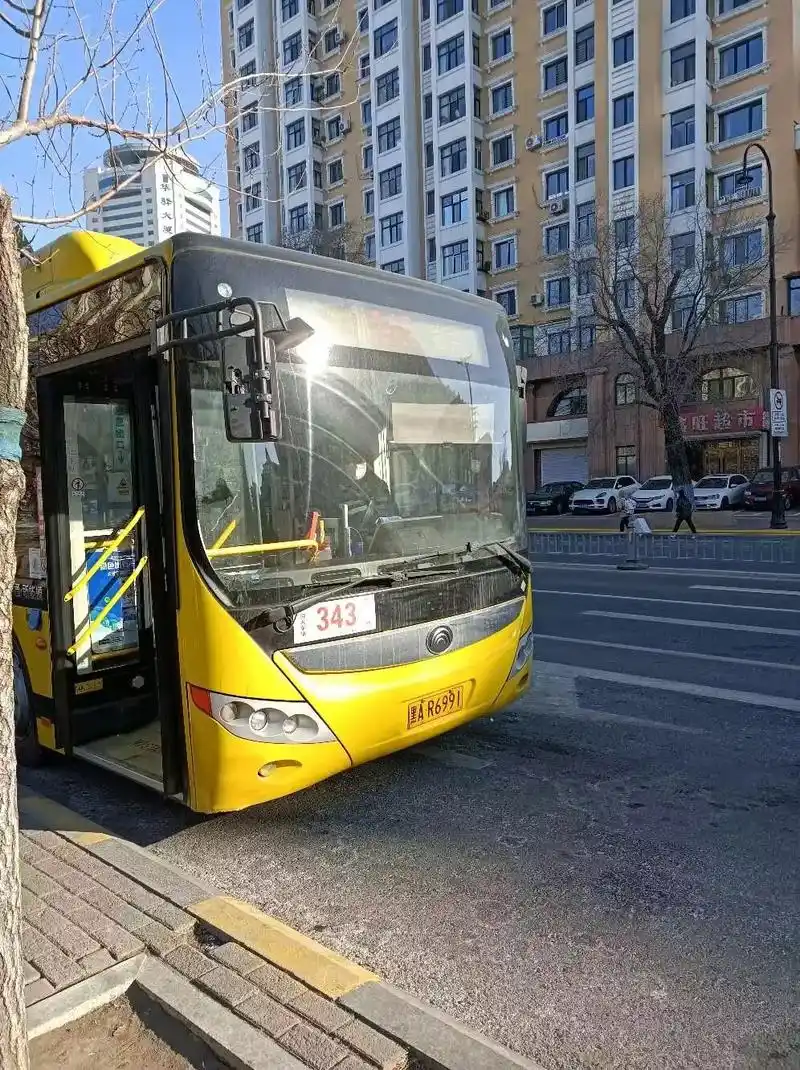随拍 #哈尔滨 哈尔滨公交 素材来源:@哈fortysev - 抖音