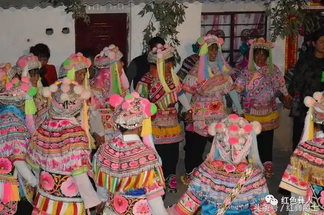 很是显眼的彝族女性着盛装在打跳很是显眼的彝族女性着盛装在打跳很是