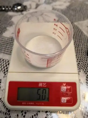 2.用电子秤称出5克食盐.