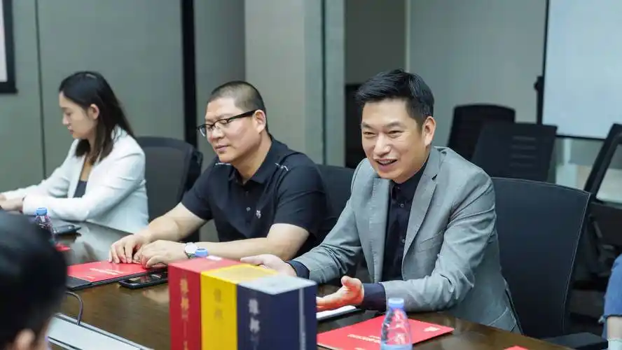 会上,豫商集团总经理石宝峰表示天下之中的河南孕育出了中华文化,是