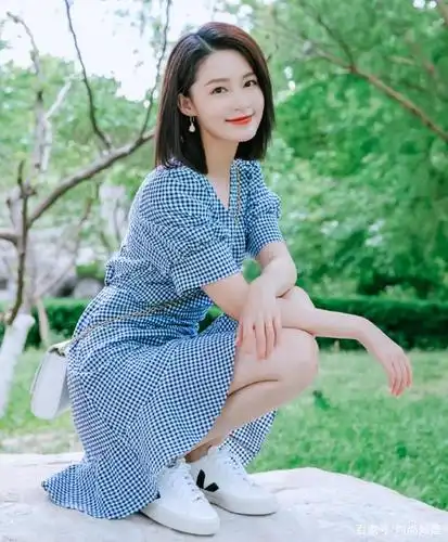 李沁古装最美?一身蓝色格纹裙配温柔短发,美若天仙