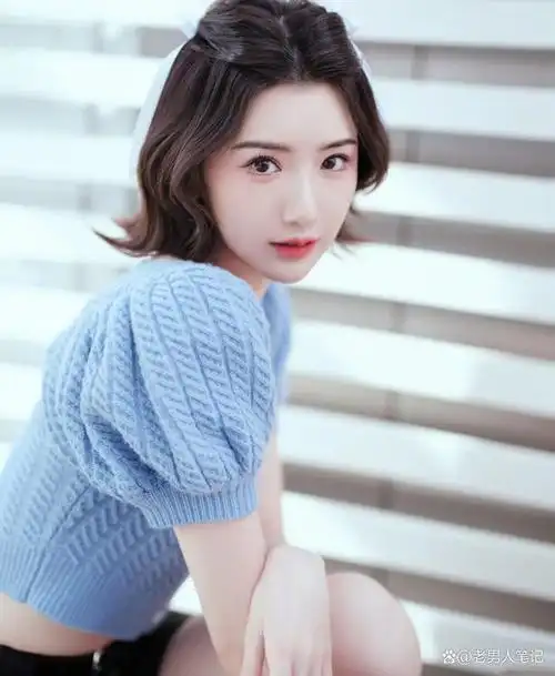 今天(3月10日),毛晓彤在个人社交平台上晒出一组周末少女穿搭图片