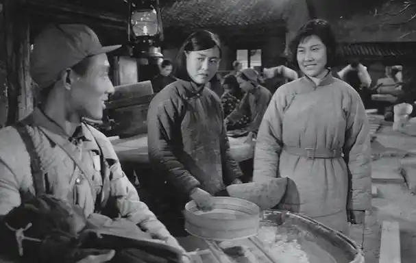 1973年,正值青春年华的曹翠芬,年仅29岁,便勇敢地踏上了演艺之路,迎来