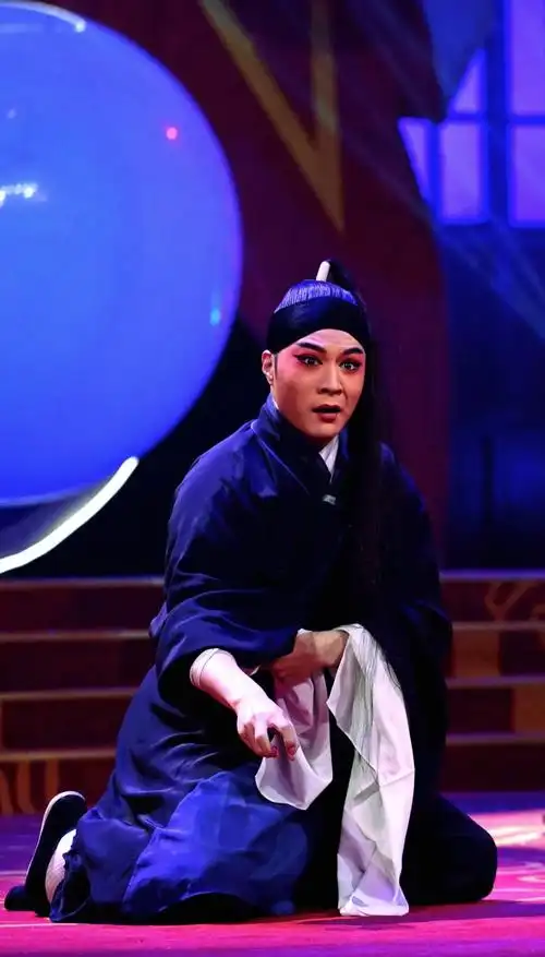 闽剧艺术传承发展中心的优秀青年小生演员杨帅面对比赛限时七分钟的