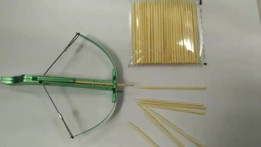 玩具还是凶器?"牙签弩"学校门口偷着卖 ,实验证明危害力有多大