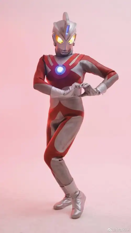 当初穿这身皮套做这个动作主要说想治愈一下童年阴影#特摄##奥特曼