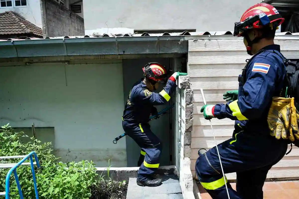 泰国消防员忙捕蛇