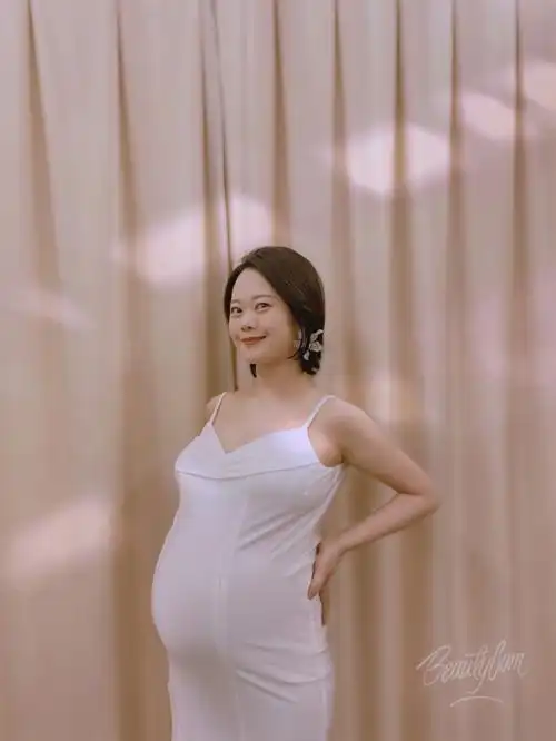 海马体孕妇照手机自拍35周孕肚