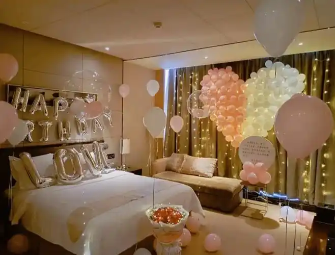 温馨而浪漫的酒店客房生日布置